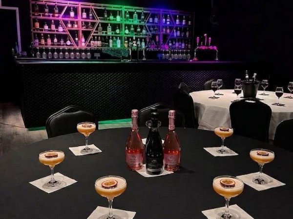 bottomless brunch no name bar and games